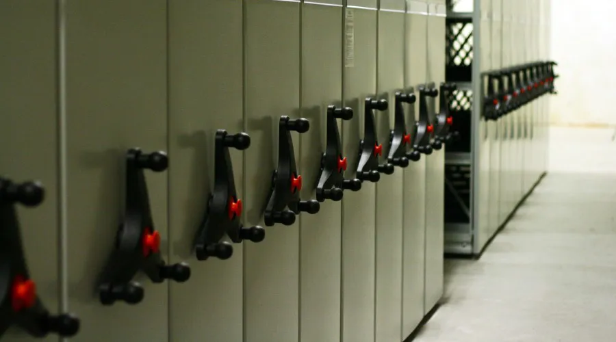 Kilnojamųjų stelažų, mobilių spintų, metalinių sandėlio biuro baldų gamintojas, Lenkija