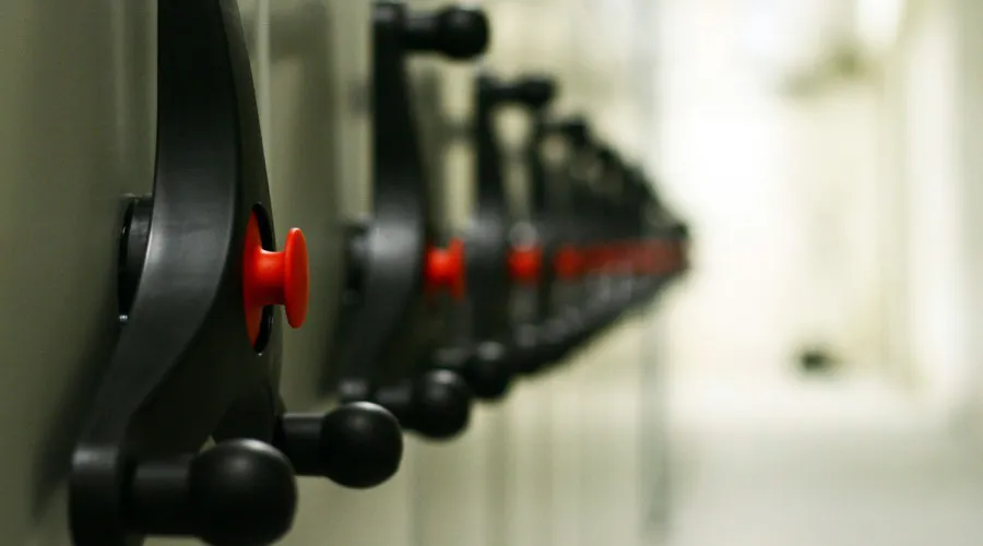 Kilnojamųjų stelažų, mobilių spintų, metalinių sandėlio biuro baldų gamintojas, Lenkija